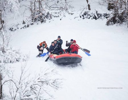 Nesvakidašnja ponuda u Mojkovcu: Probajte rafting na snijegu!