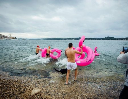 Bravo za ideju: Šibenčani organizuju novogodišnje kupanje na gradskoj plaži