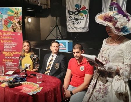 Brazilske karnevalistkinje i igračice sambe dolaze na karneval u Tivtu