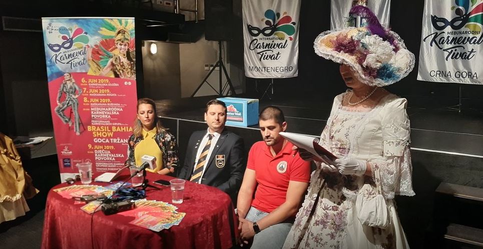 Brazilske karnevalistkinje i igračice sambe dolaze na karneval u Tivtu