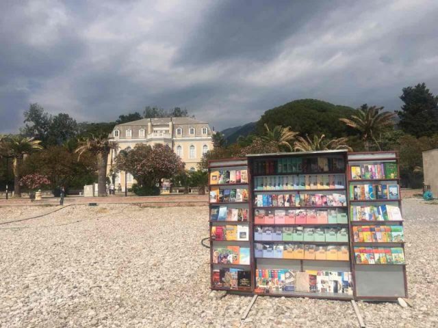 Otvorena je plažna biblioteka na topoličkoj plaži