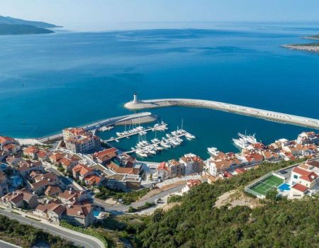 Pođite do Tivta i Luštica bay, čeka vas “muzej na točkovima”