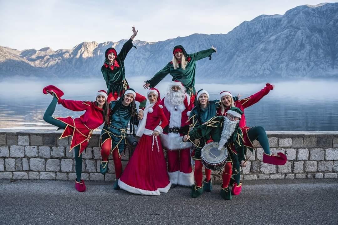 Pogledajte kako su Djed Mraz i družina najavili Dječiju Novu godinu u Kotoru