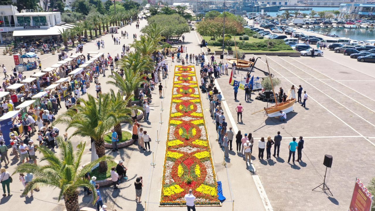 Bar: Dan Evrope i tepih cvijeća na obali mora