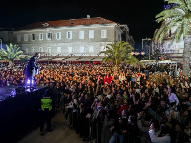 Pune Pine na prvoj noći novogodišnjeg programa u Tivtu