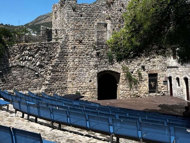 “Pjevaćemo šta nam srce zna”: Amira Medunjanin i Božo Vrećo u Starom Baru