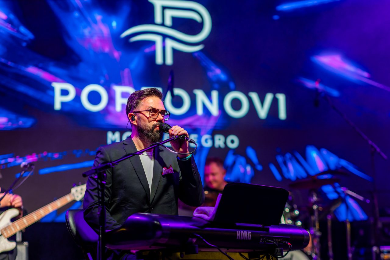Fantastična atmosfera na koncertu Petra Graša u Portonovom