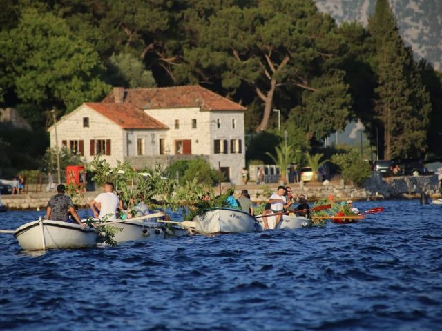 Od davnina iz tog grada morem plovi Fašinada