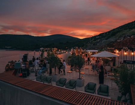 Zabava na plaži u noći punog mjeseca: Luštica Bay & DJ Burak Yeter