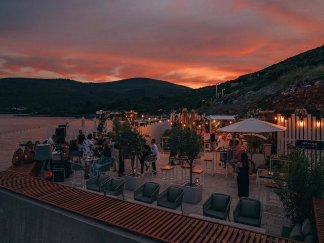 Zabava na plaži u noći punog mjeseca: Luštica Bay & DJ Burak Yeter