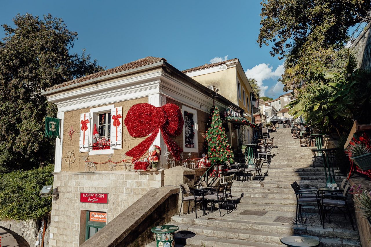 TO Herceg Novi dodijelila nagrade pobjednicima konkursa“ Izlozi pričaju prazničnu bajku”