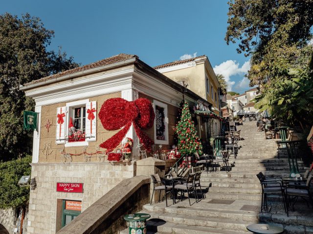 TO Herceg Novi dodijelila nagrade pobjednicima konkursa“ Izlozi pričaju prazničnu bajku”