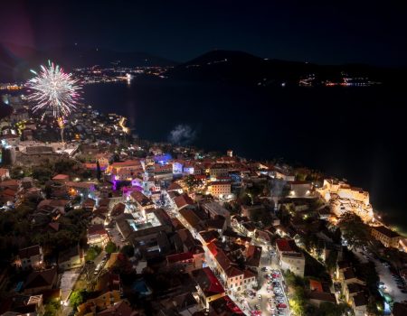 Novogodišnja noć u Novom: Pun trg, hitovi i vatromet za početak 2026.