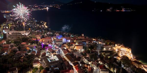 Novogodišnja noć u Novom: Pun trg, hitovi i vatromet za početak 2026.