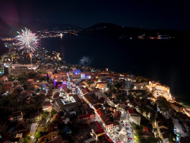 Novogodišnja noć u Novom: Pun trg, hitovi i vatromet za početak 2026.