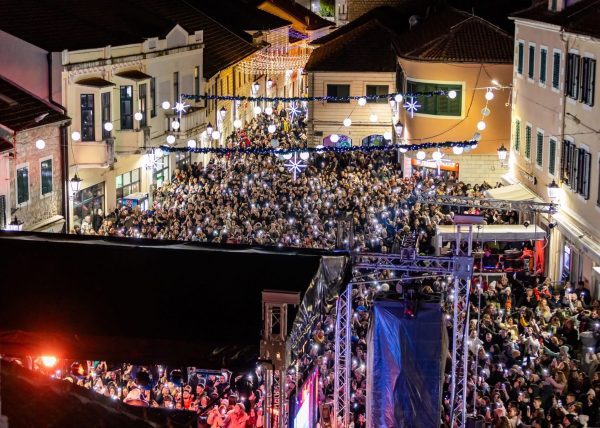 Herceg Novi nastavio u prazničnom ritmu: Još jedna lijepa noć na punom trgu