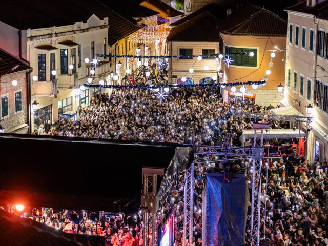 Herceg Novi nastavio u prazničnom ritmu: Još jedna lijepa noć na punom trgu