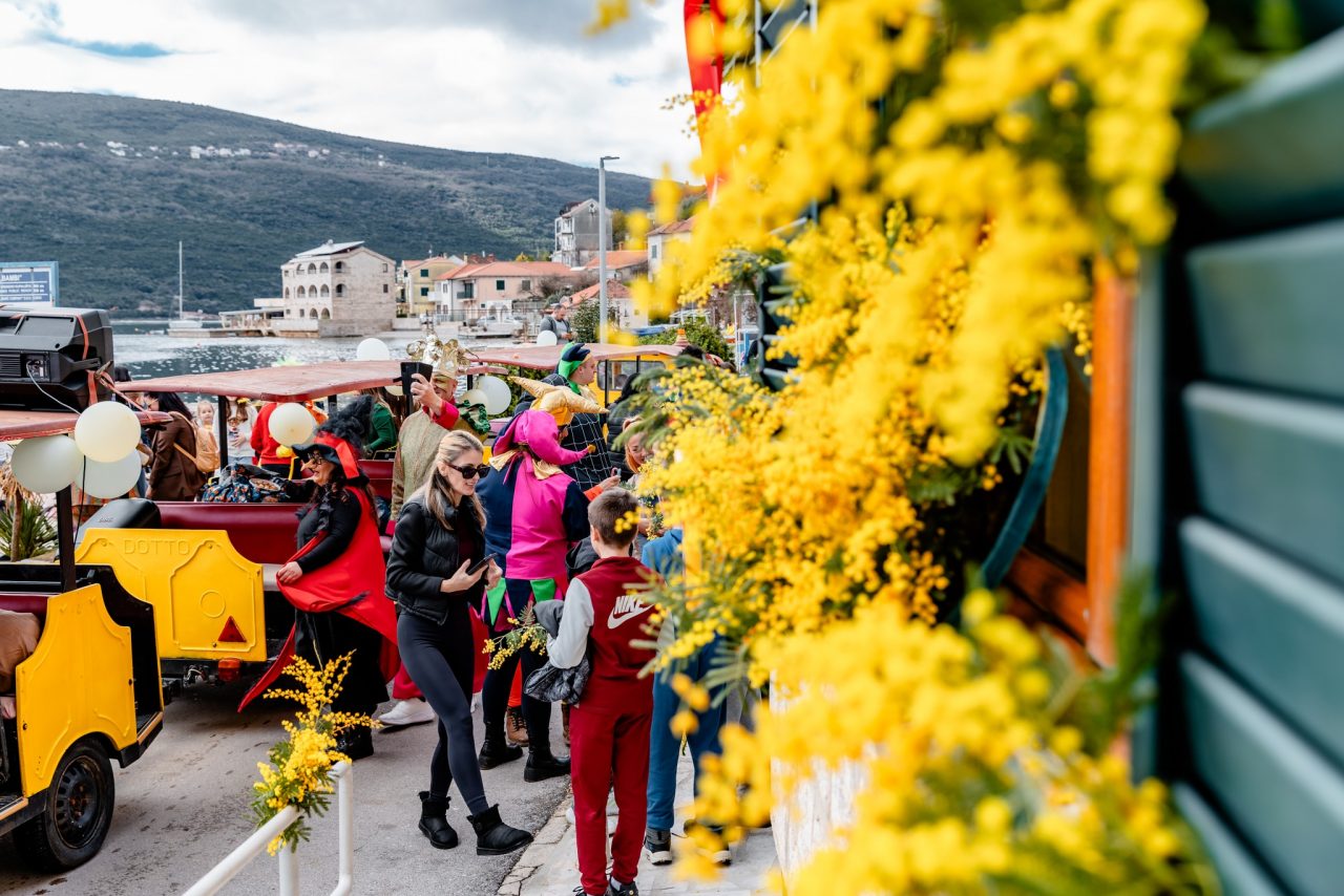 Abrum najavio Praznik mimoze: Maškarani vozić pozvao grad na feštu