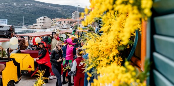 Abrum najavio Praznik mimoze: Maškarani vozić pozvao grad na feštu