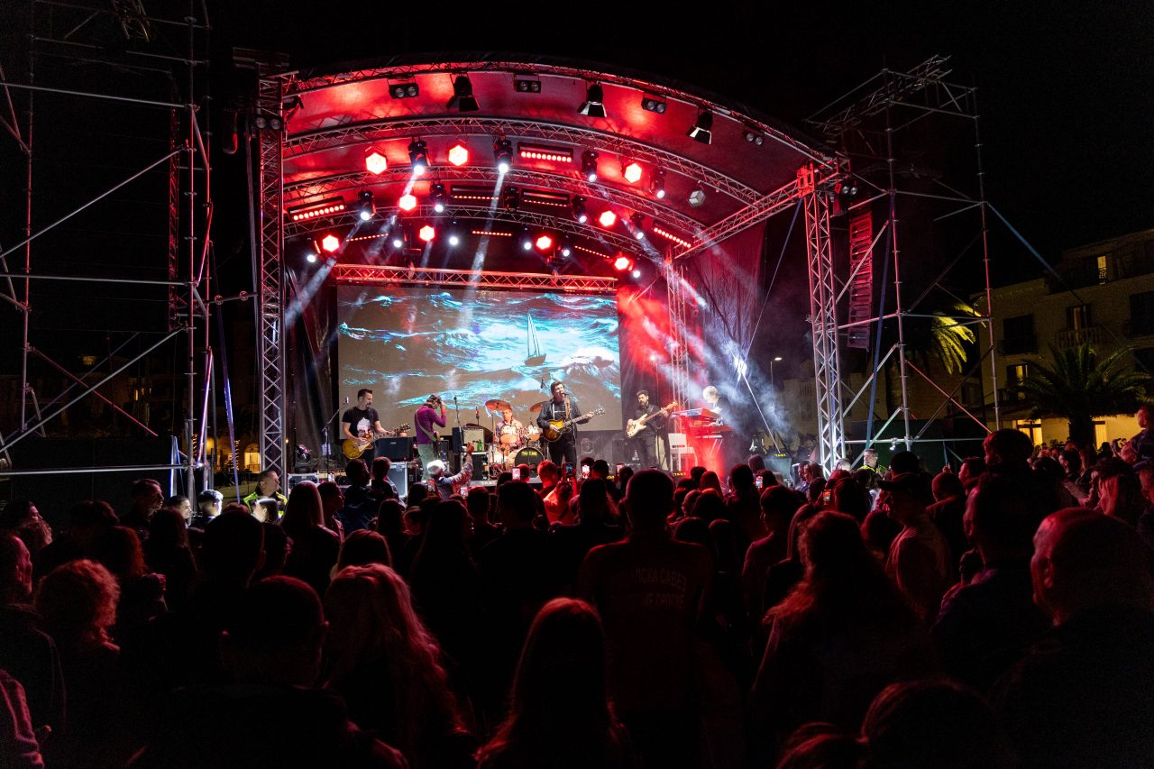 Svečano otvoreno peto izdanje Festivala vjetra u Tivtu uz koncert Bajage
