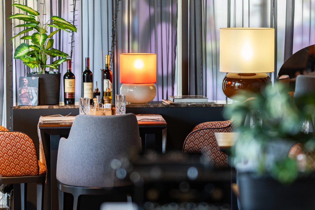 „Cuts of Memory“ Lade Bozhine u galeriji hotela Crowne Plaza Podgorica