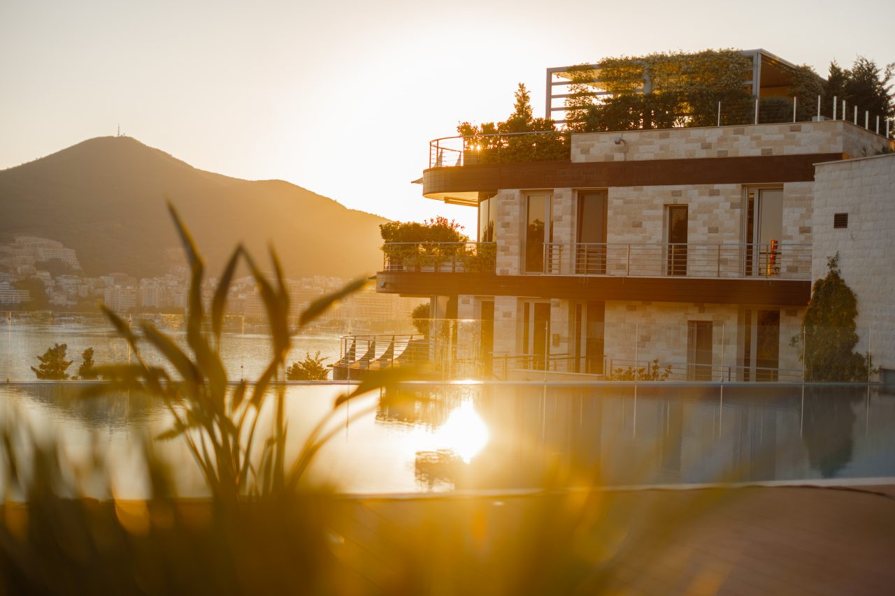 Infinity Pool & Tapas – Novi večernji ritual iznad Budve