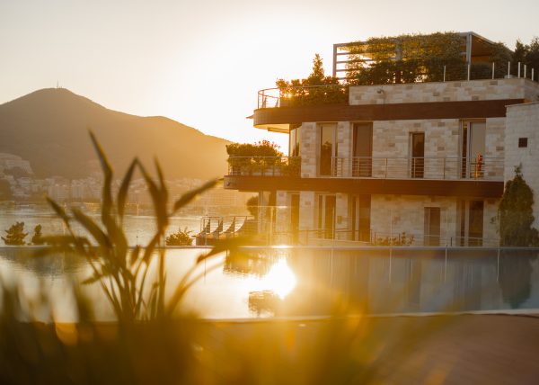 Infinity Pool & Tapas – Novi večernji ritual iznad Budve