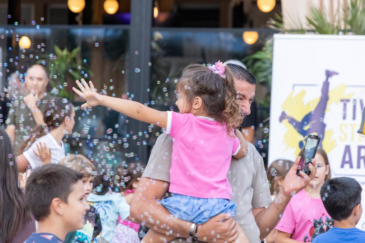 Prvi Tivat Street Art festival otvorio gradske trgove umjetnošću i spektakularnim uličnim performansima