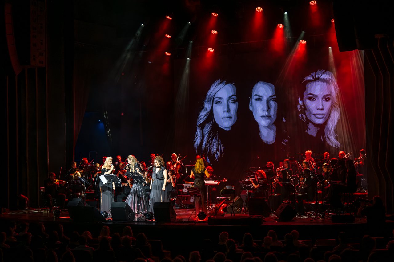 Lena Kovačević, Jelena Gavrilović i Marija Jelić na sceni Luštica bay-a