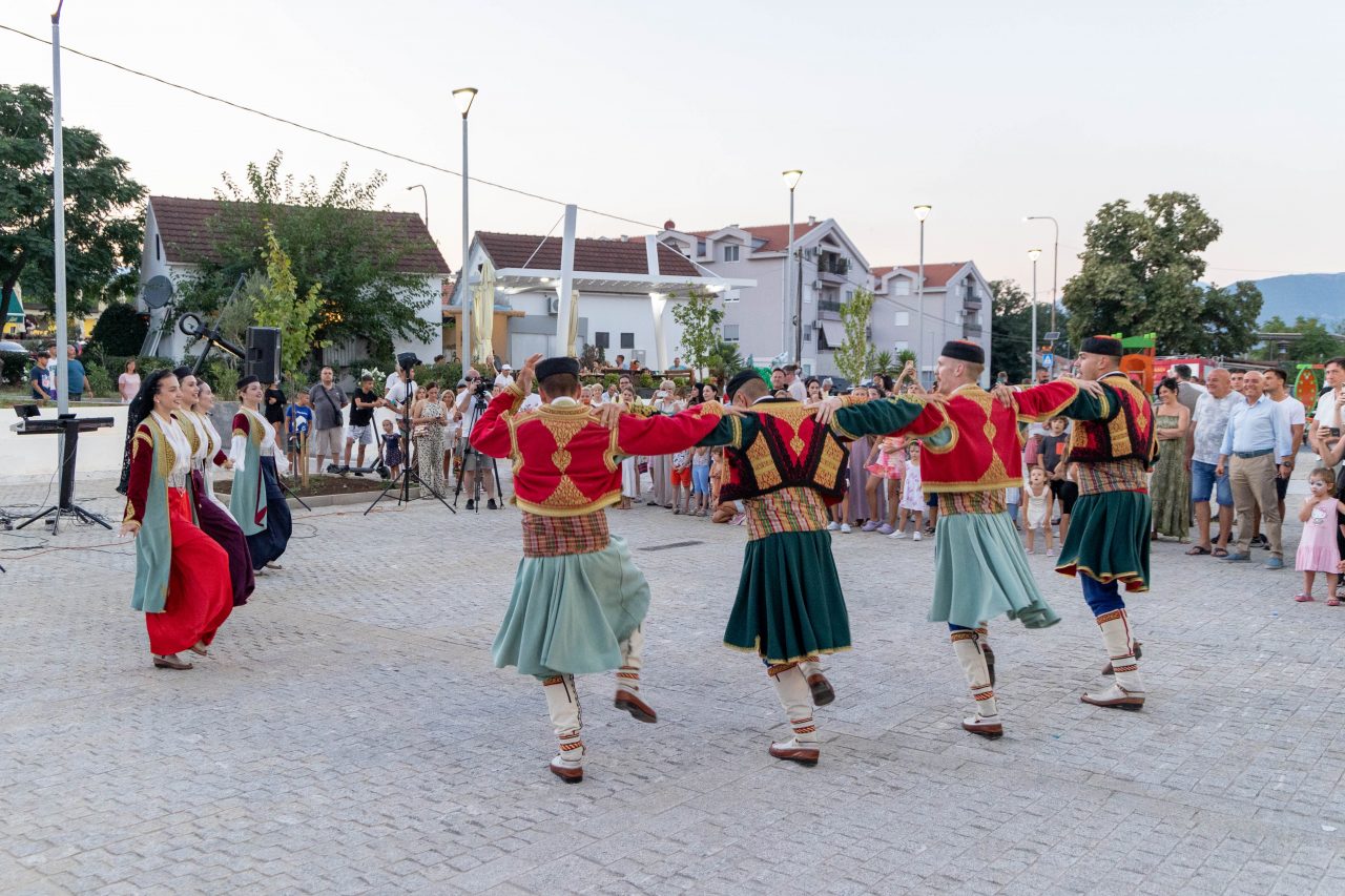 Kulturno-zabavnim programom otvoren rekonstruisani trg u Radovićima