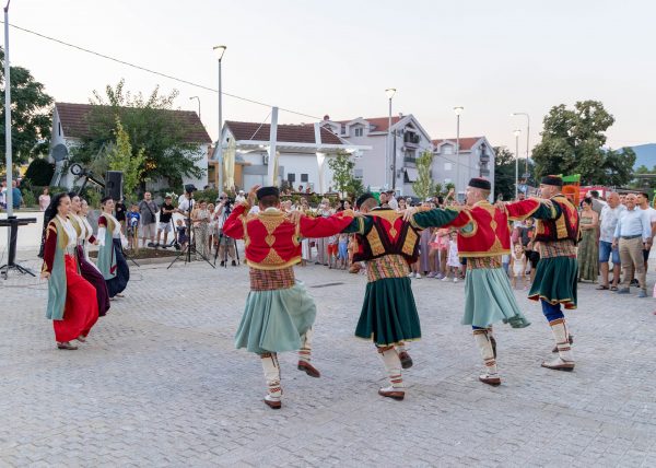 Kulturno-zabavnim programom otvoren rekonstruisani trg u Radovićima