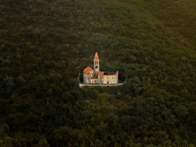 Prčanj iz drugog ugla i priča o staroj župnoj crkvi